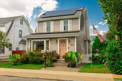 19 Evergreen Dr, Lindenhurst, NY 11757