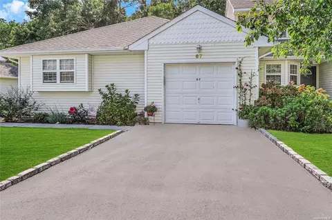 67 Strawberry Cmns #67, Riverhead, NY 11901