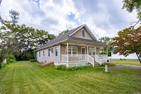 18 Gibbons St, Patchogue, NY 11772