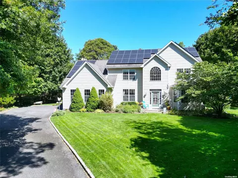 7 Vail Ave, East Quogue, NY 11942