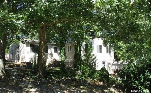 70 Beech St, Lake Grove, NY 11755