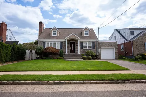 14 Evergreen Ave, North Hempstead, NY 11040
