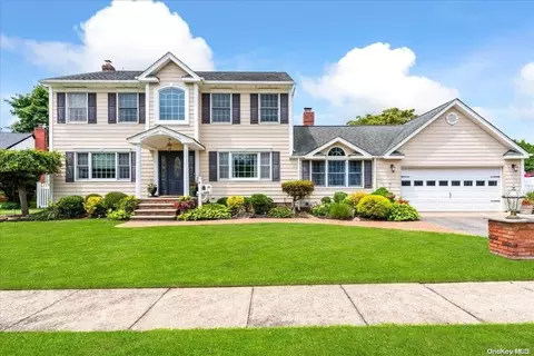 4 Flo Dr, Syosset, NY 11791