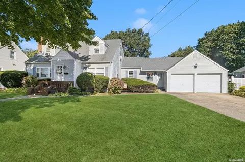 91 Laurel Rd, Lindenhurst, NY 11757