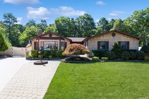 18 Grady Ln, Coram, NY 11727