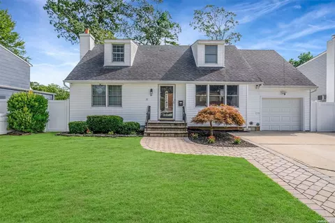 38 Abbey St, Massapequa Park, NY 11762