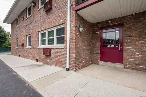 678 Fulton St #V11, Farmingdale, NY 11735