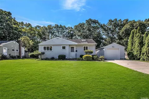 66 Shirley Ct, Huntington, NY 11725