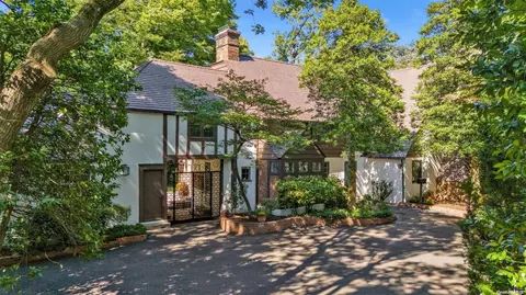 9 Beacon Hill Rd, North Hempstead, NY 11050