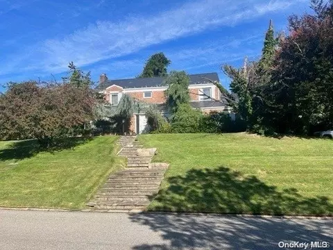 10 Bayside Dr, North Hempstead, NY 11023