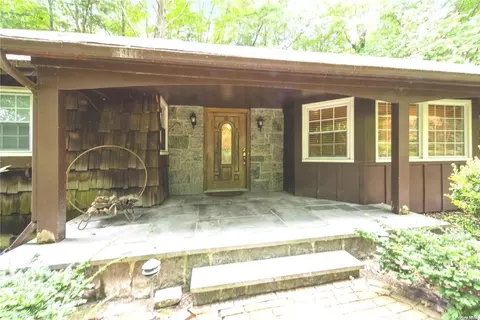 3 Ryder Ct, Dix Hills, NY 11746