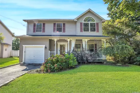 110 Herbert St, Islip, NY 11751