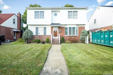 1000 Oaks Dr, Franklin Square, NY 11010