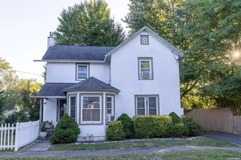 14 S Park Ave, Bay Shore, NY 11706