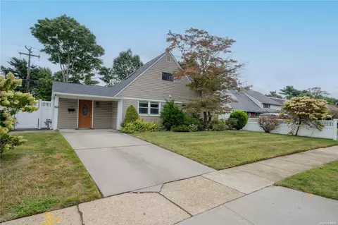 34 Acre Ln, Hicksville, NY 11801