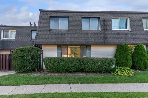 178 Feller Dr #178, Central Islip, NY 11722
