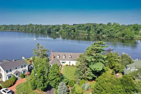 170 Connetquot Dr, Oakdale, NY 11769