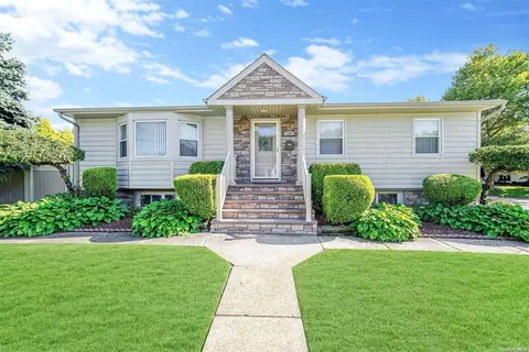 68 Bonaparte Ave, Islip, NY 11751
