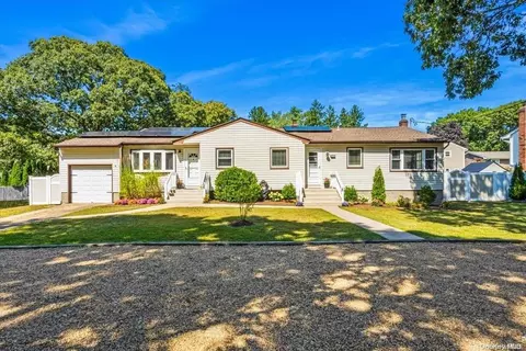 15 Vine St, Centereach, NY 11720