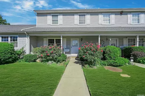 102 Cedar Shake Ct #102, Huntington Station, NY 11746