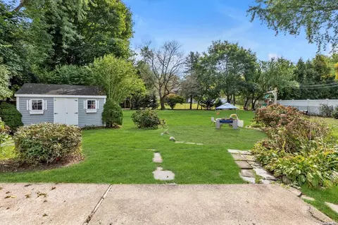 220 Clay Pitts Rd, East Northport, NY 11731