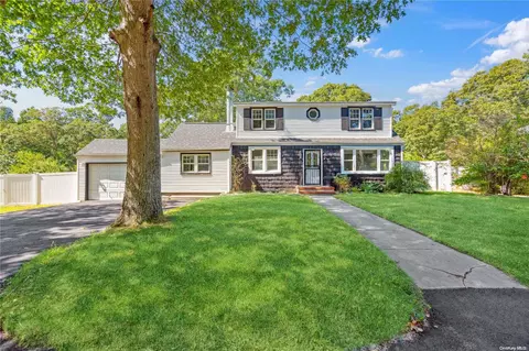 18 Dourland Rd, Medford, NY 11763