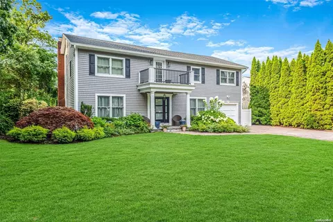 60 Middlesex Ave, Oakdale, NY 11769