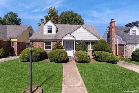 109 Devonshire Dr, North Hempstead, NY 11040