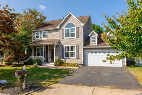 4 Lilac Ln, Holtsville, NY 11742