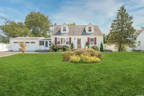 380 Parkside Ct, Copiague, NY 11726