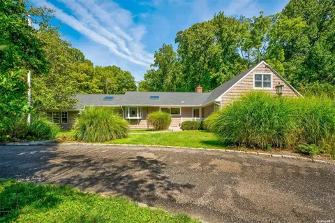 4 Meadow Ln, Huntington, NY 11743