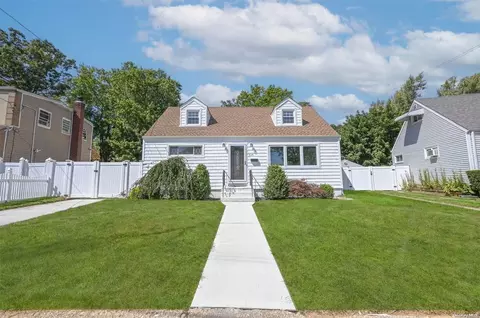 516 Barbara Ln, West Hempstead, NY 11552