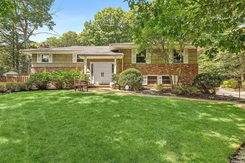 42 Beaumont Dr, Melville, NY 11747