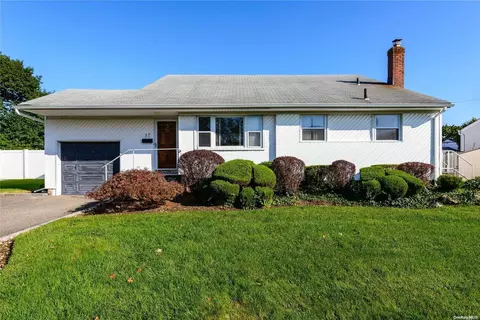 17 Warren Pl, Plainview, NY 11803