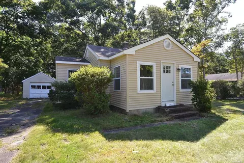 139 Belleview Ave, Center Moriches, NY 11934