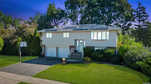 27 Deer Ln, Hicksville, NY 11801