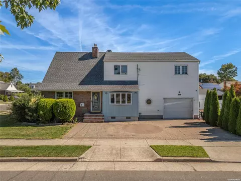 986 N 1st St, North Hempstead, NY 11040