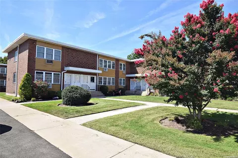 35 Farber Dr #35, West Babylon, NY 11704