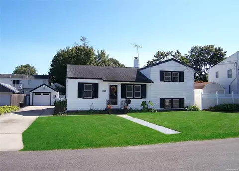 1463 4th St, West Babylon, NY 11704