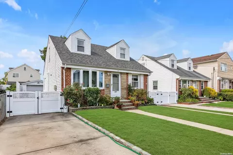 259 Mckinley Pkwy, North Hempstead, NY 11501