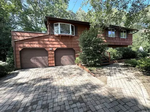 905 Blue Ridge Dr, Medford, NY 11763