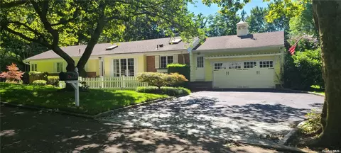 70 Snowball Dr, Cold Spring Harbor, NY 11724