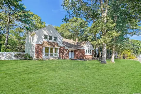 5 Hanover Pl, Medford, NY 11763