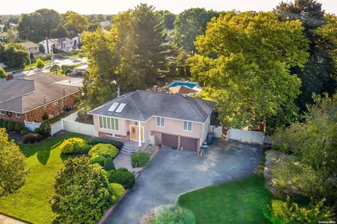 112 Hayrick Ln, Commack, NY 11725