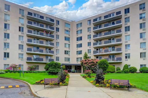 135 Post Ave #6L, North Hempstead, NY 11590