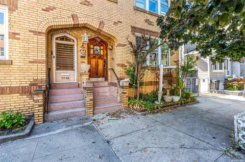 77-40 74th St, New York, NY 11385