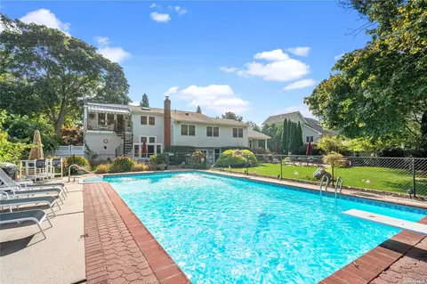 182 Connetquot Rd, Bayport, NY 11705