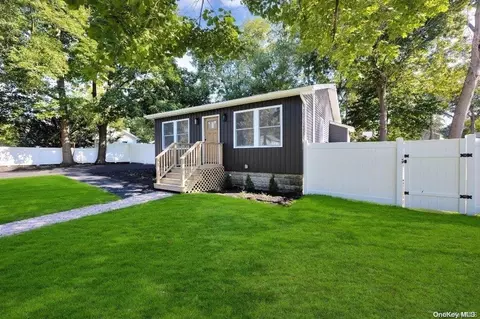 26 Oak St, Lake Grove, NY 11755