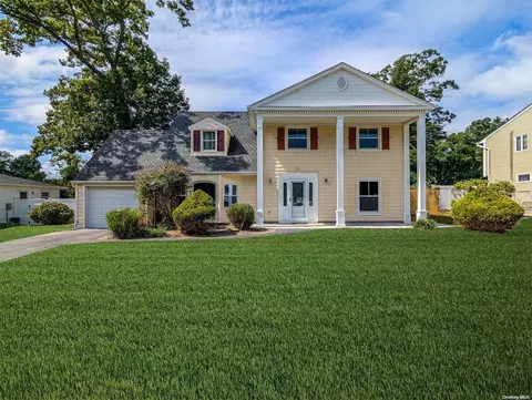 30 Mount Rainier Ave, Farmingville, NY 11738