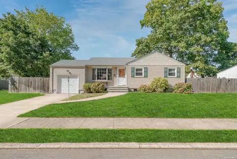 35 Oakrest Ln, Babylon, NY 11702